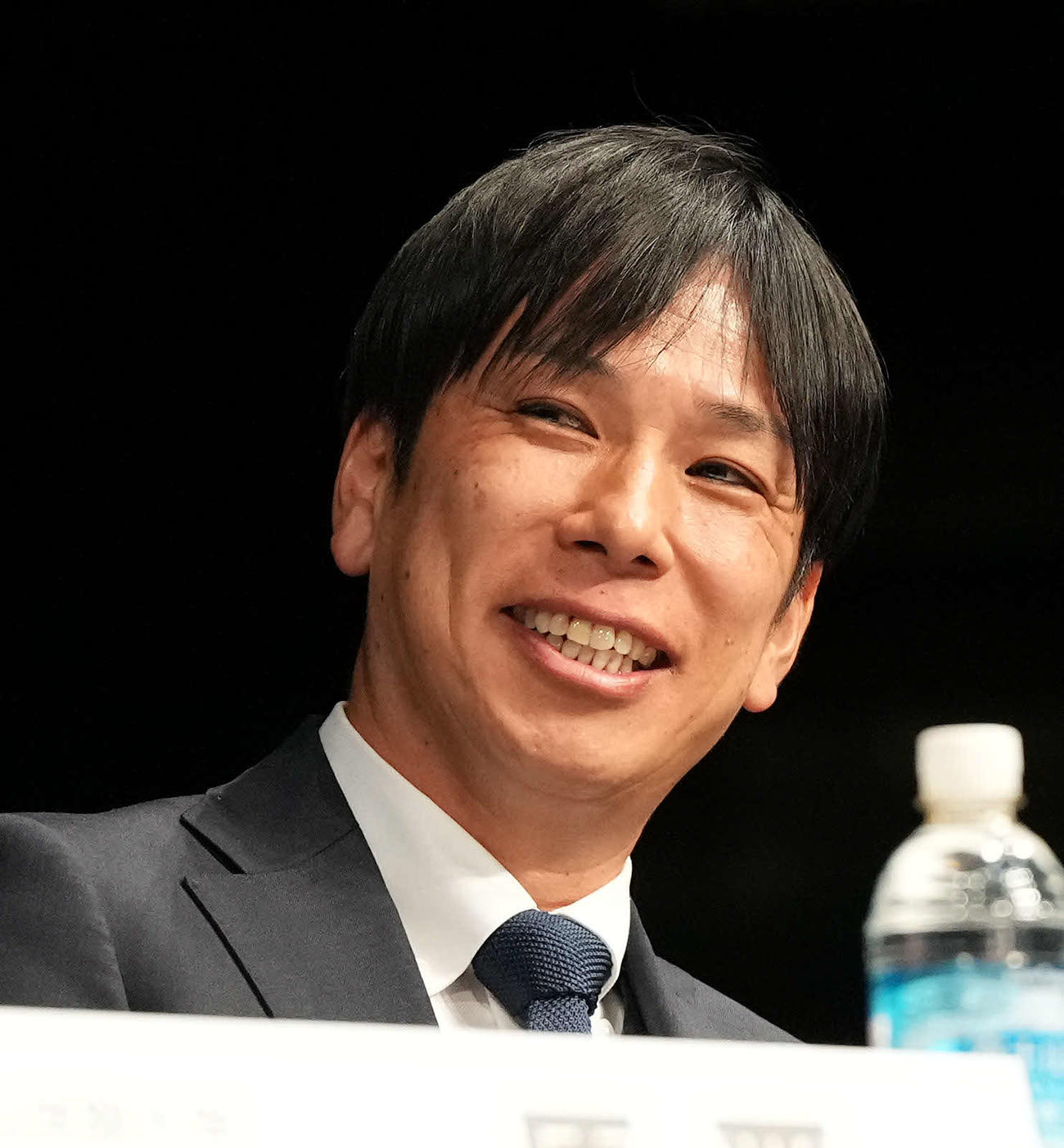 トークバトルで笑顔を見せる国学院大・前田監督（撮影・たえ見朱実）
