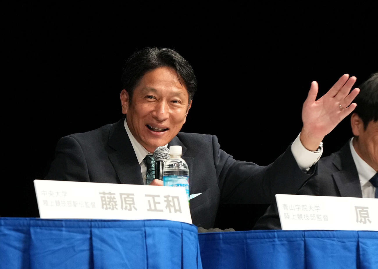 トークバトルで笑顔を見せる青学大・原監督（撮影・たえ見朱実）