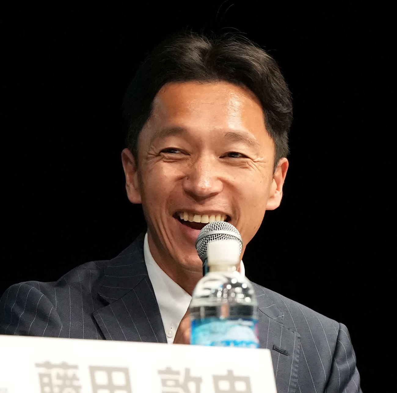 トークバトルで笑顔を見せる中大・藤原監督（撮影・たえ見朱実）