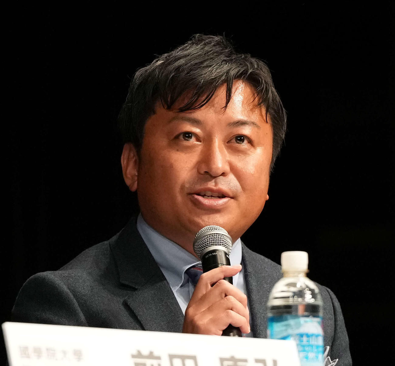 トークバトルで笑顔を見せる順天堂大・長門監督（撮影・たえ見朱実）