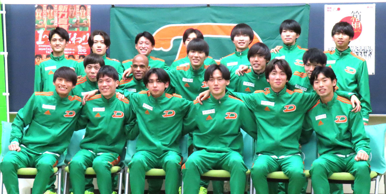 集合写真に納まる大東大の選手たち（撮影・村山玄）