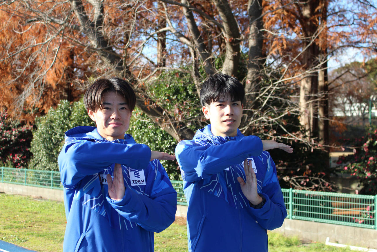 ポーズを取りながら笑顔で写真に納まる東海大の越陽汰（左）と石原翔太郎（撮影・勝部晃多）