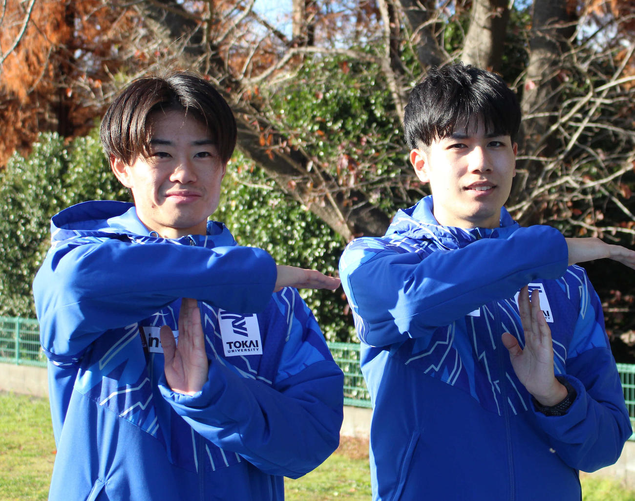 ポーズを取りながら笑顔で写真に納まる東海大の越（左）と石原（撮影・勝部晃多）