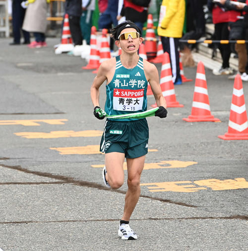 戸塚中継所に2位で駆け込む青学大2区黒田（撮影・山崎安昭）