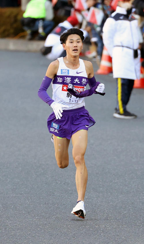 力走する駒大1区篠原（撮影・大野祥一）