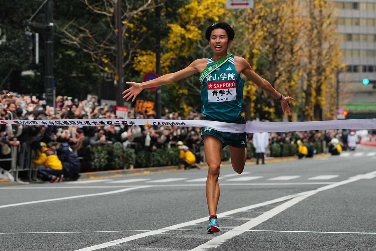 箱根駅伝　復路　優勝のゴールテープを切る青学大10区宇田川（撮影・垰建太）