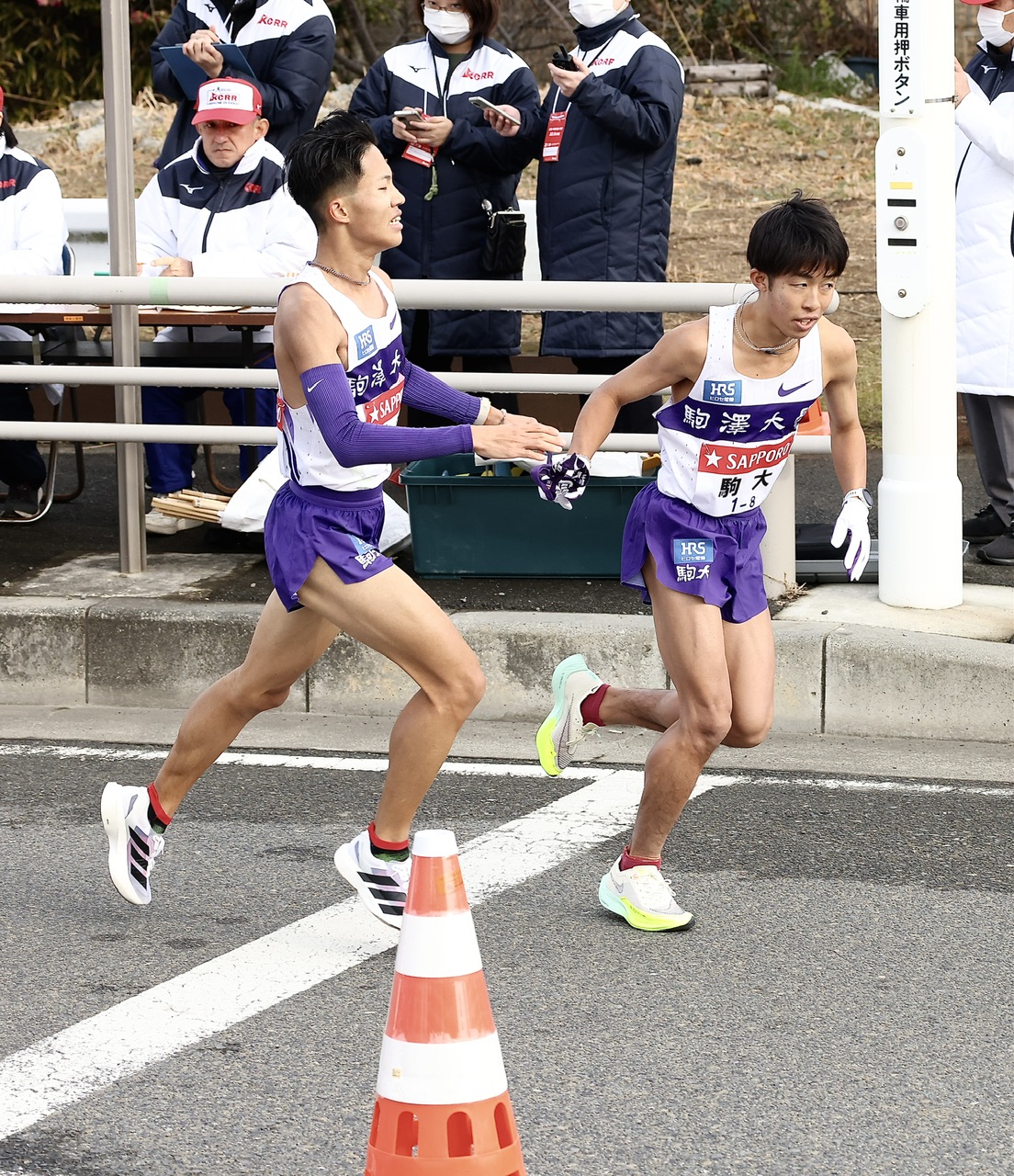 平塚中継所、駒大7区安原（左）は2位で8区赤星にたすきを渡す（撮影・河田真司）