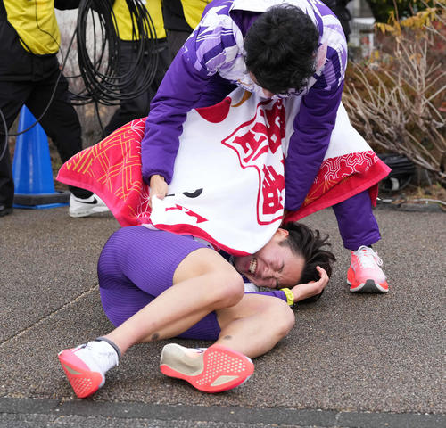 小田原中継所に到着し倒れ込む駒大6区帰山（撮影・鈴木みどり）