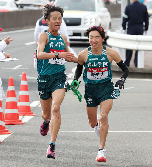 青学大8区塩出（左）は戸塚中継所をトップで9区倉本にタスキをつなぐ（撮影・宮地輝）