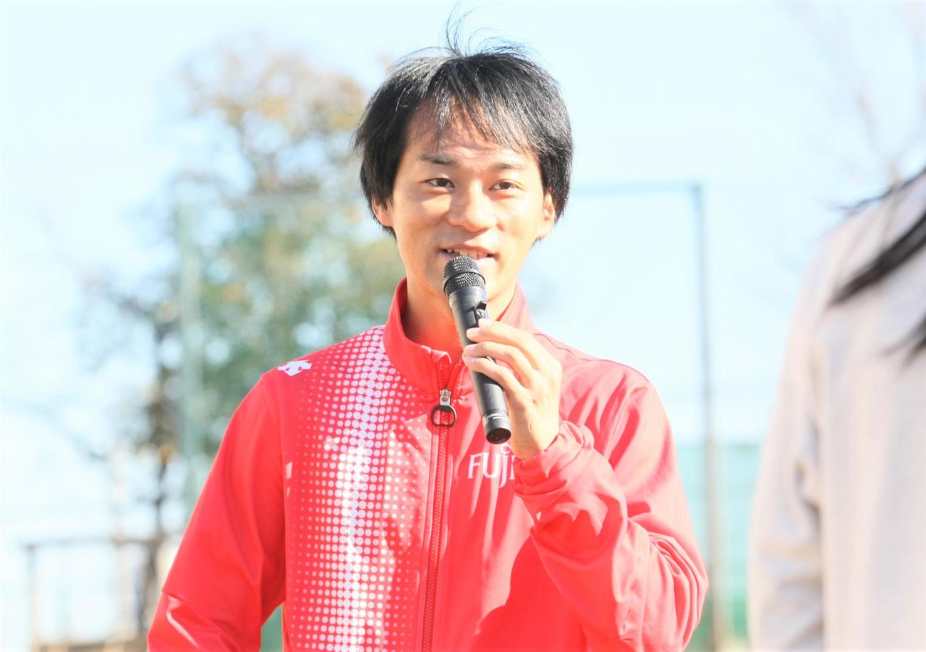 千葉市トップスポーツ連携推進事業の一環で千葉市内の小学校で競歩教室を開いた富士通・高橋（撮影・藤塚大輔）