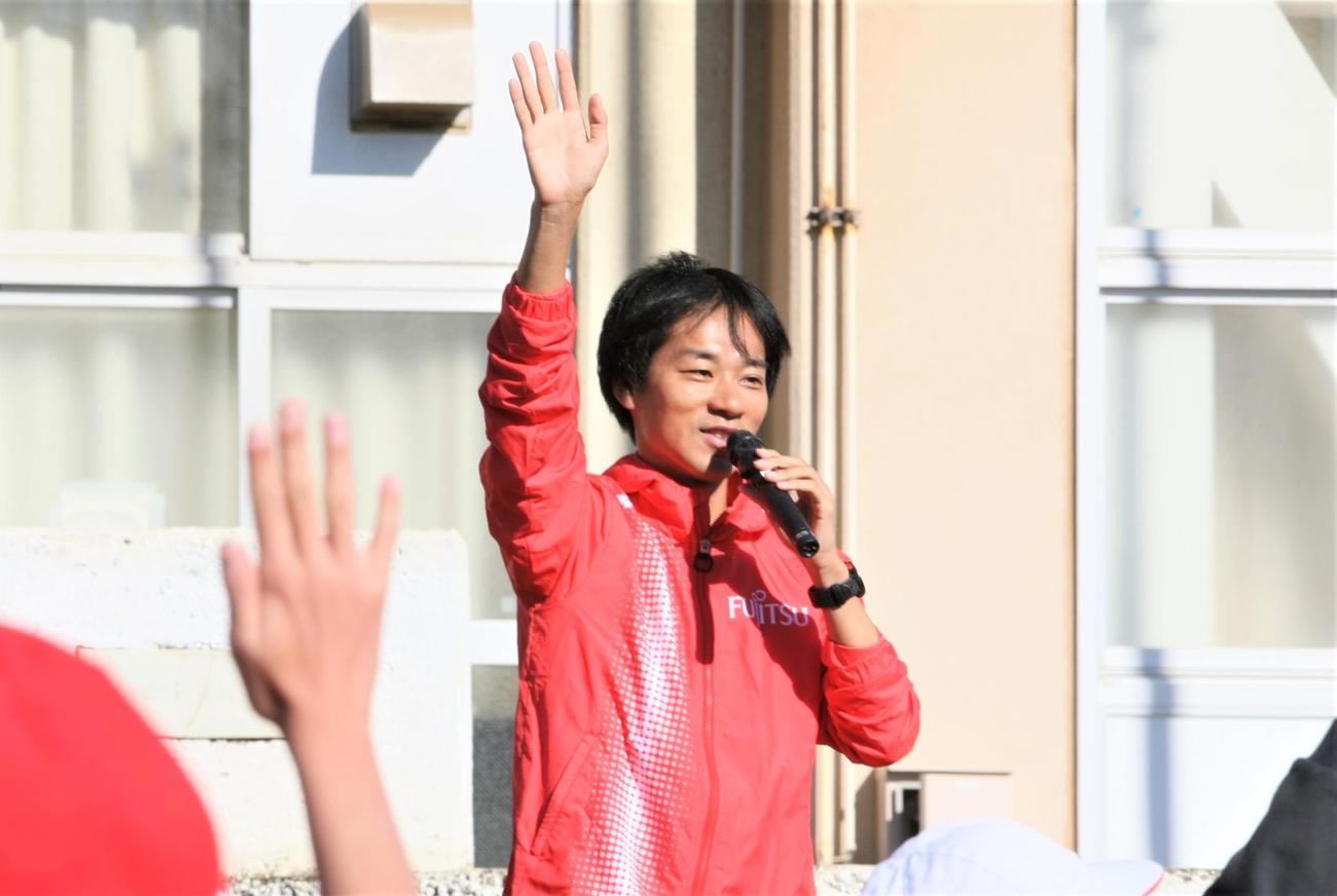 千葉市トップスポーツ連携推進事業の一環で千葉市内の小学校で競歩教室を開いた富士通・高橋（撮影・藤塚大輔）