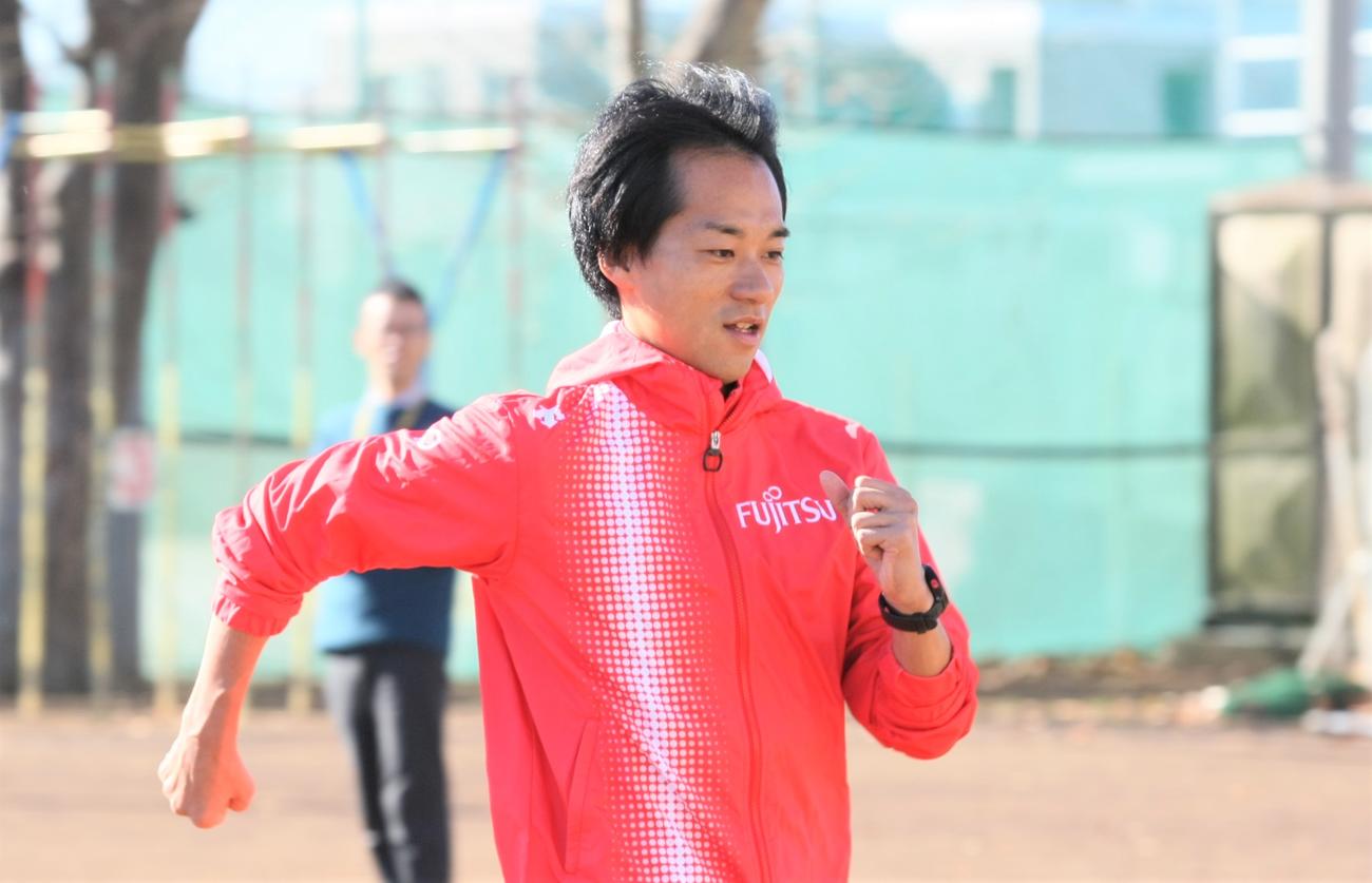 千葉市トップスポーツ連携推進事業の一環で千葉市内の小学校で競歩教室を開いた富士通・高橋（撮影・藤塚大輔）
