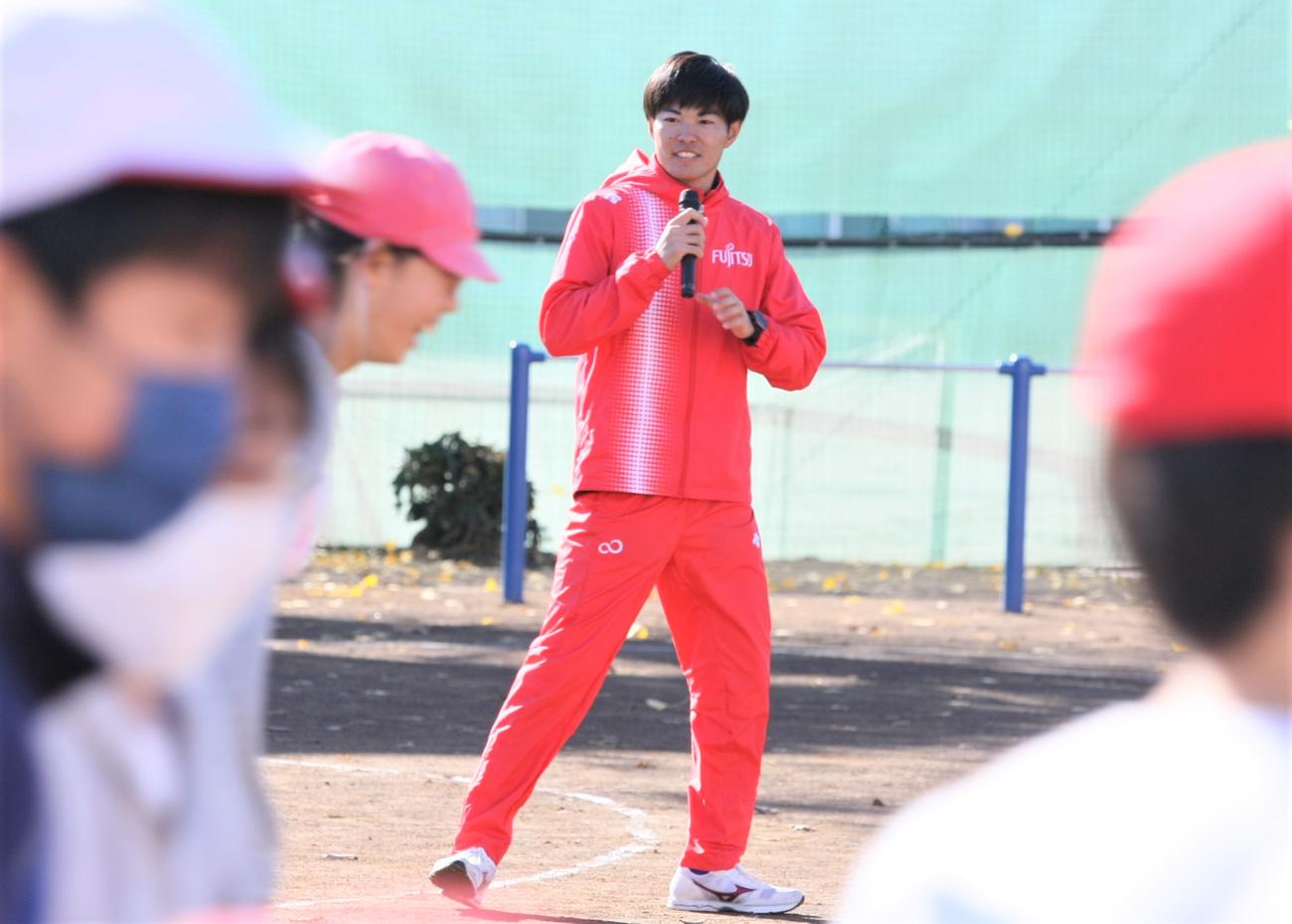 千葉市トップスポーツ連携推進事業の一環で千葉市内の小学校で競歩教室を開いた富士通・村山（撮影・藤塚大輔）