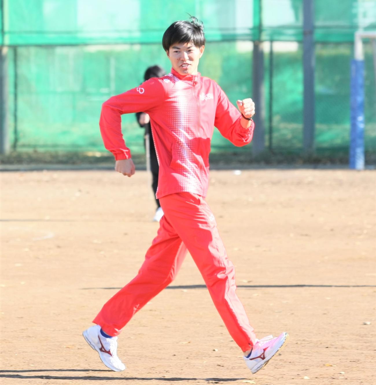 千葉市トップスポーツ連携推進事業の一環で千葉市内の小学校で競歩教室を開いた富士通・村山（撮影・藤塚大輔）