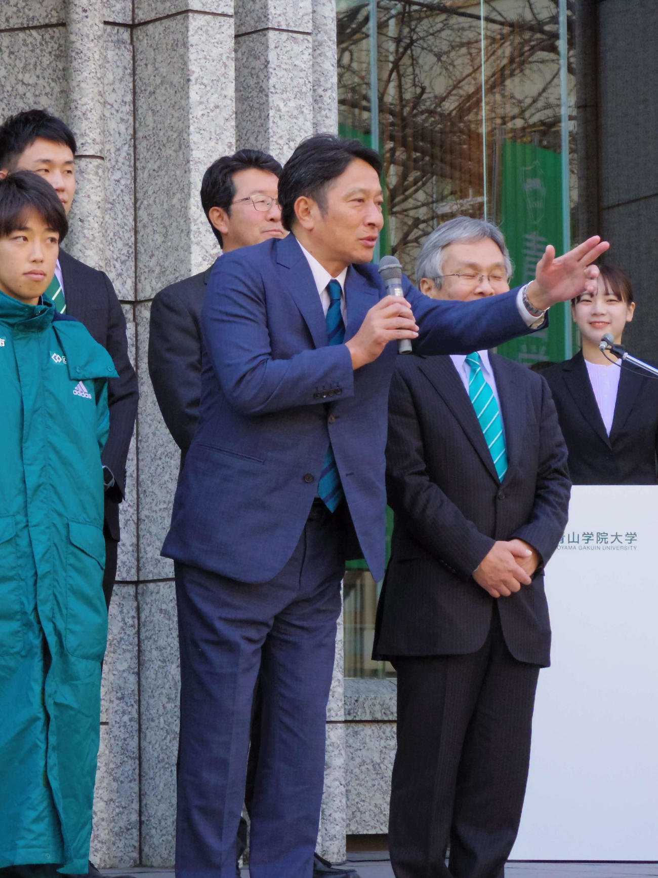 身ぶり手ぶりを交えてスピーチをする青学大の原監督