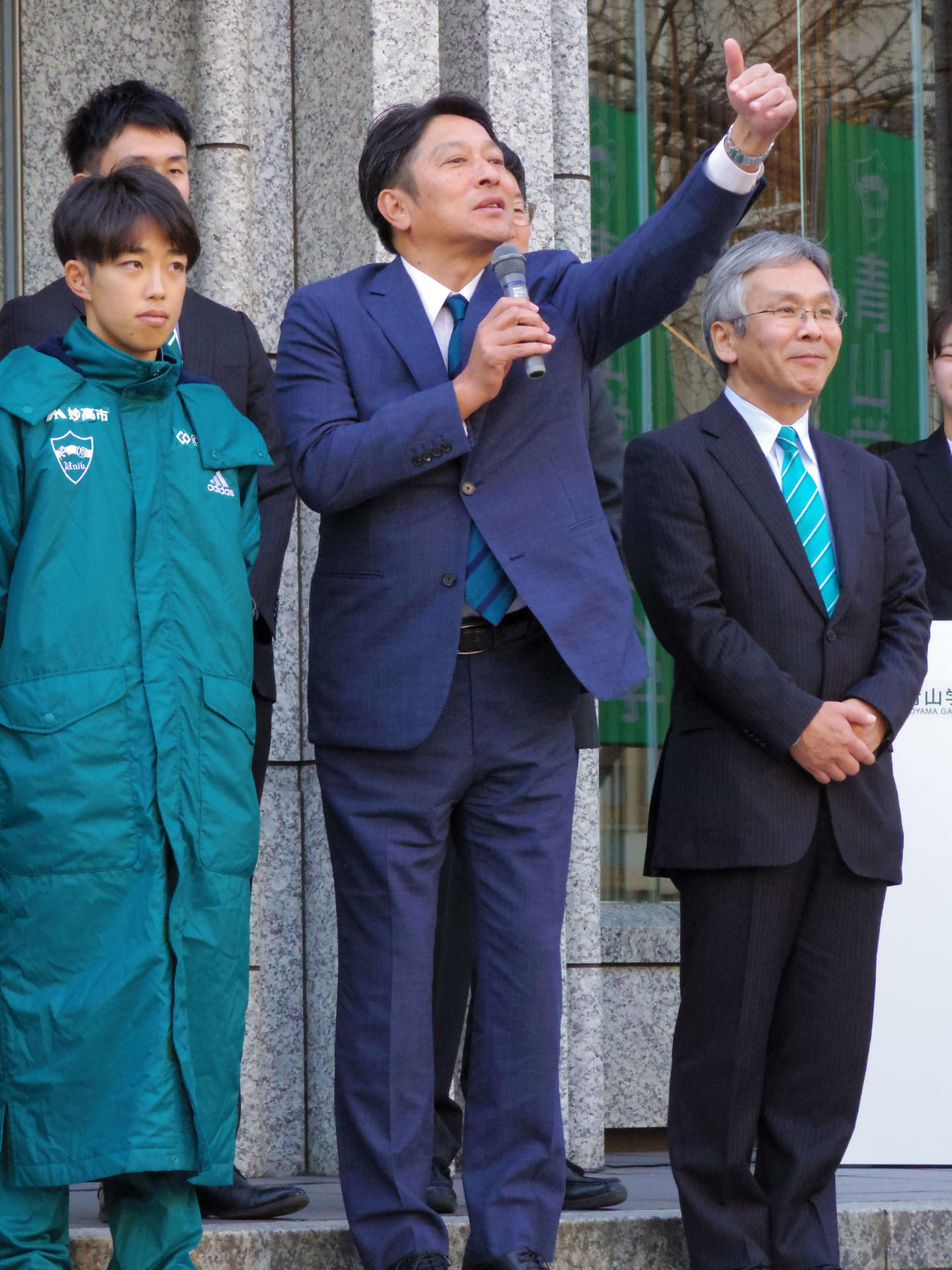 箱根駅伝へ向けた壮行会で健闘を誓う青学大の原監督（中央）（撮影・奥岡幹浩）