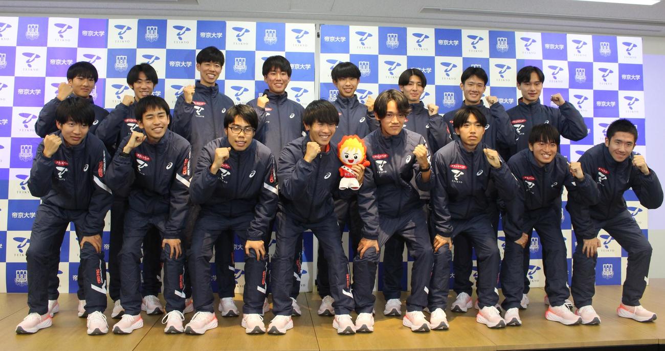 ポーズを取り、写真に納まる帝京大のメンバー（撮影・勝部晃多）