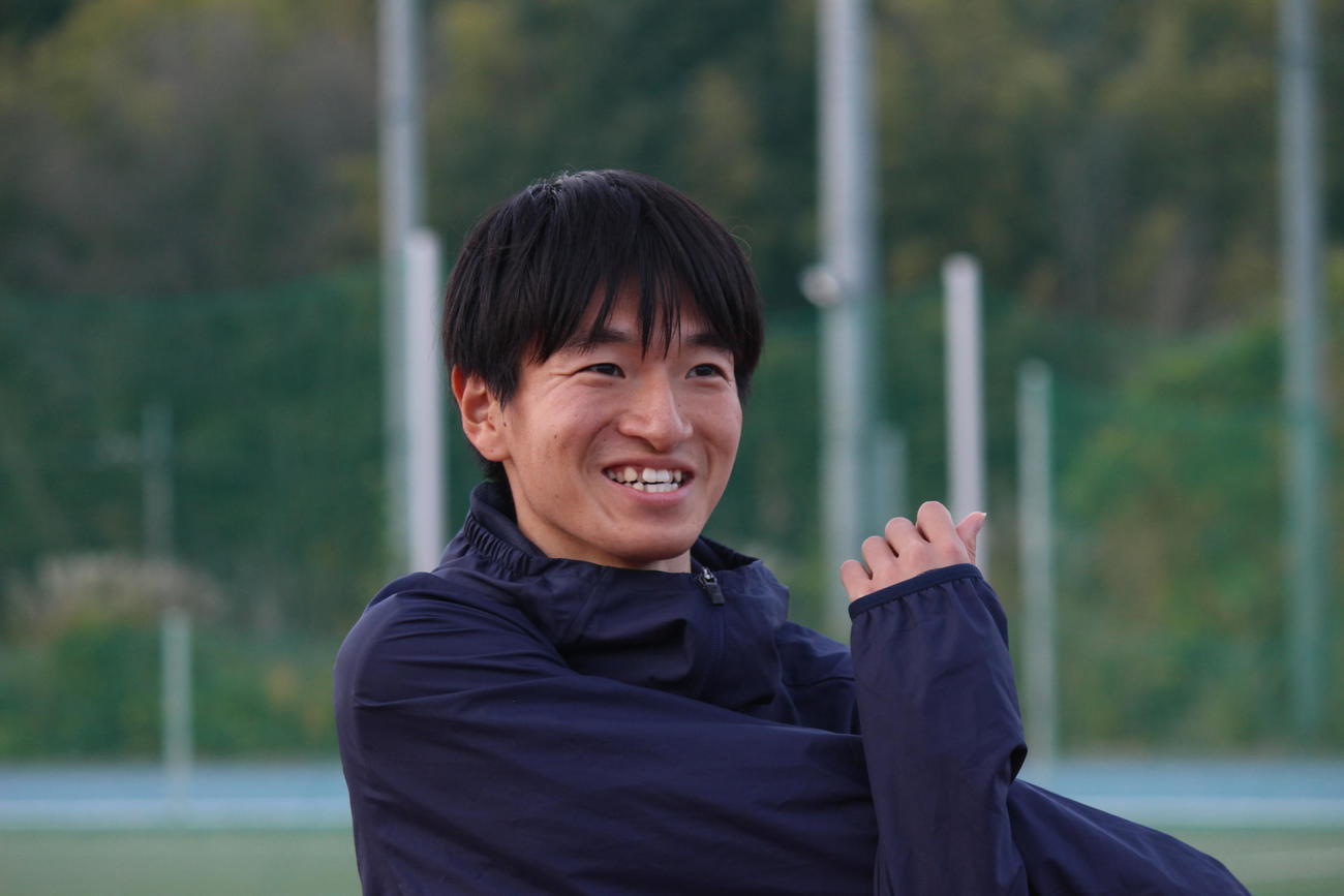 ストレッチ中に笑顔を見せる帝京大の西脇翔太（撮影・勝部晃多）