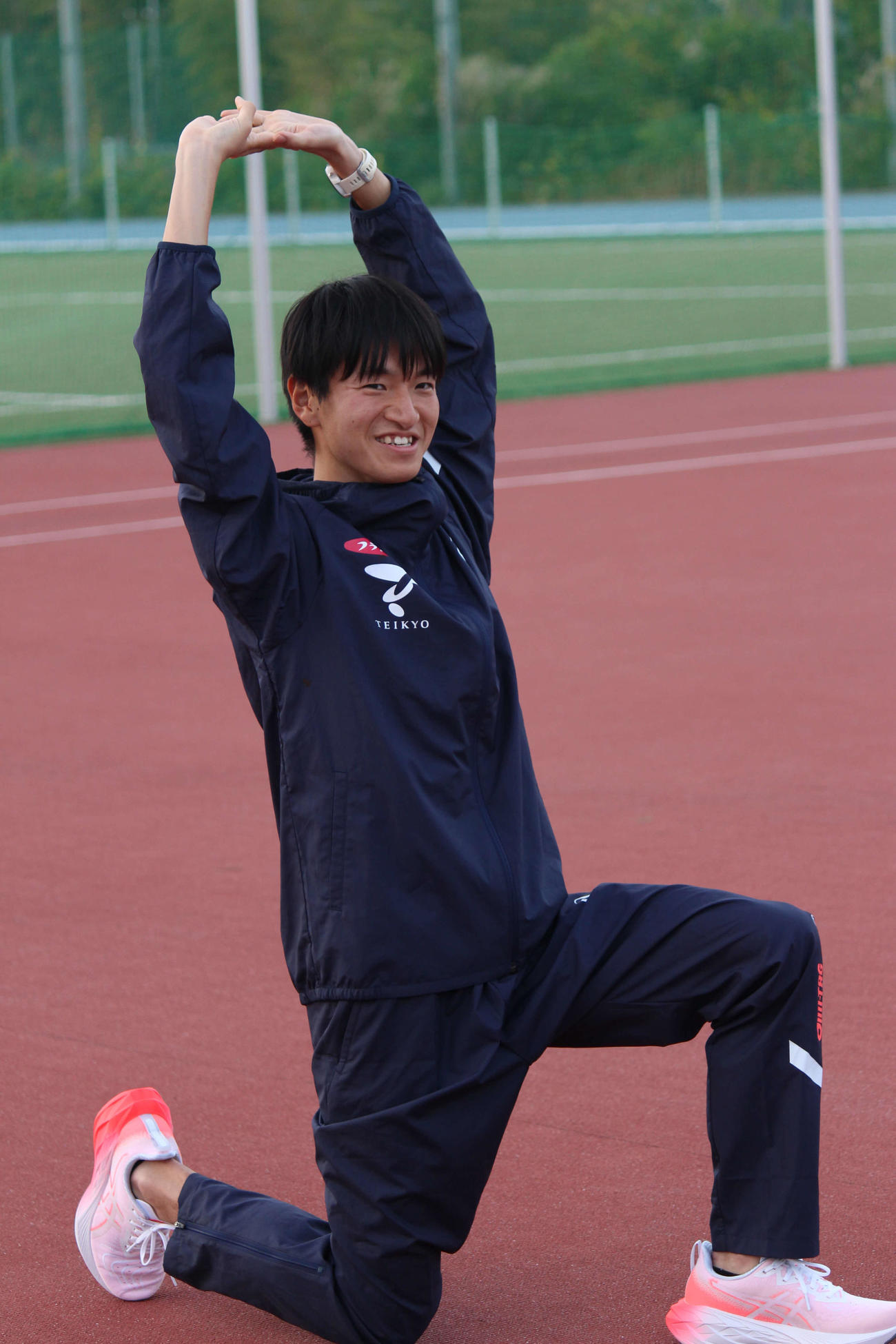 ストレッチ中に笑顔を見せる帝京大の西脇翔太（撮影・勝部晃多）