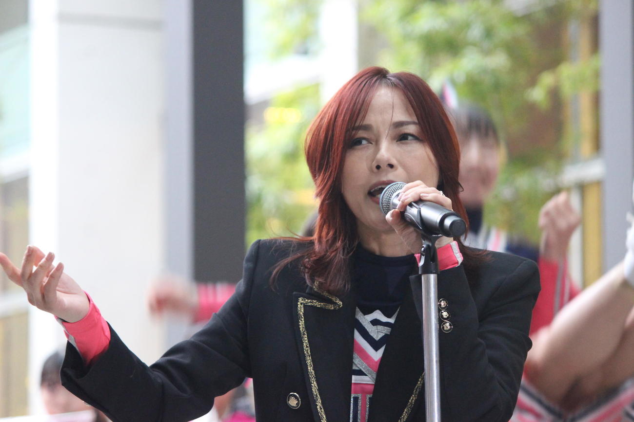 国学院大の箱根駅伝壮行会で応援歌を熱唱する歌手の相川七瀬（撮影・首藤正徳）