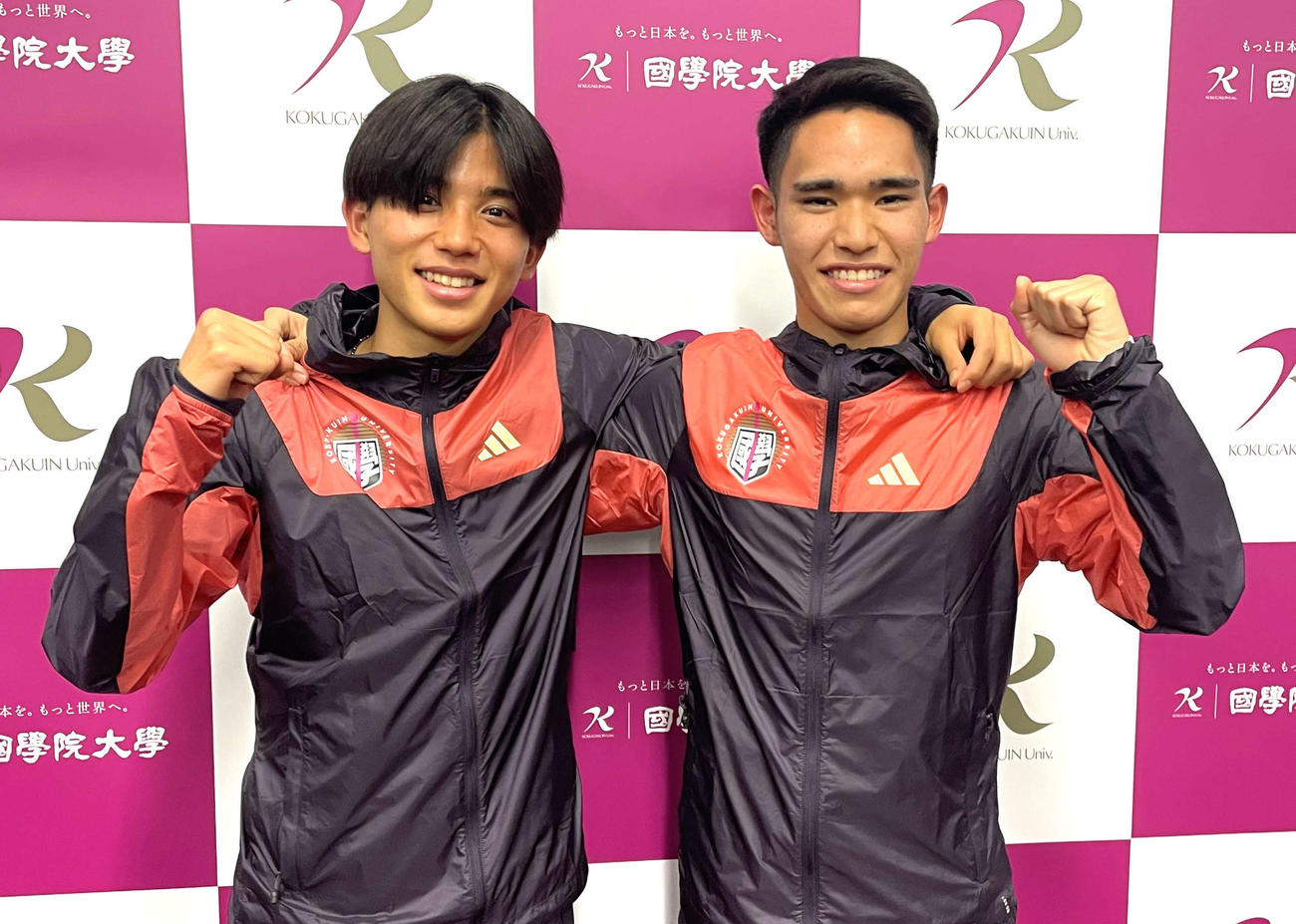 取材に応じた国学院大の上原（左）と嘉数