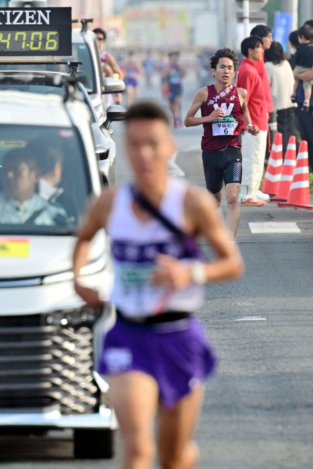 11月5日、全日本大学駅伝2区で、駒大・佐藤（手前）に引き離される早大・山口