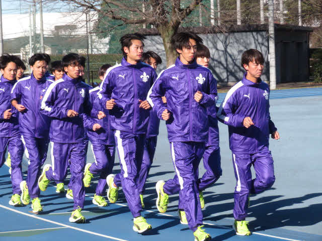 箱根駅伝に向けた取材会で練習を披露する立大の登録メンバー。最前列左が関口