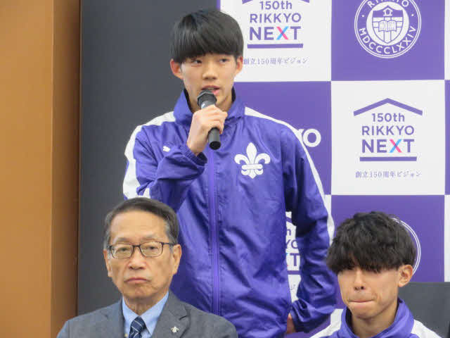 箱根駅伝の立大取材会でマイクを手に話す宮沢徹主将