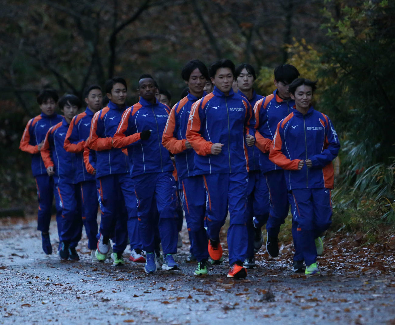 ランニングする開志国際の長距離メンバー