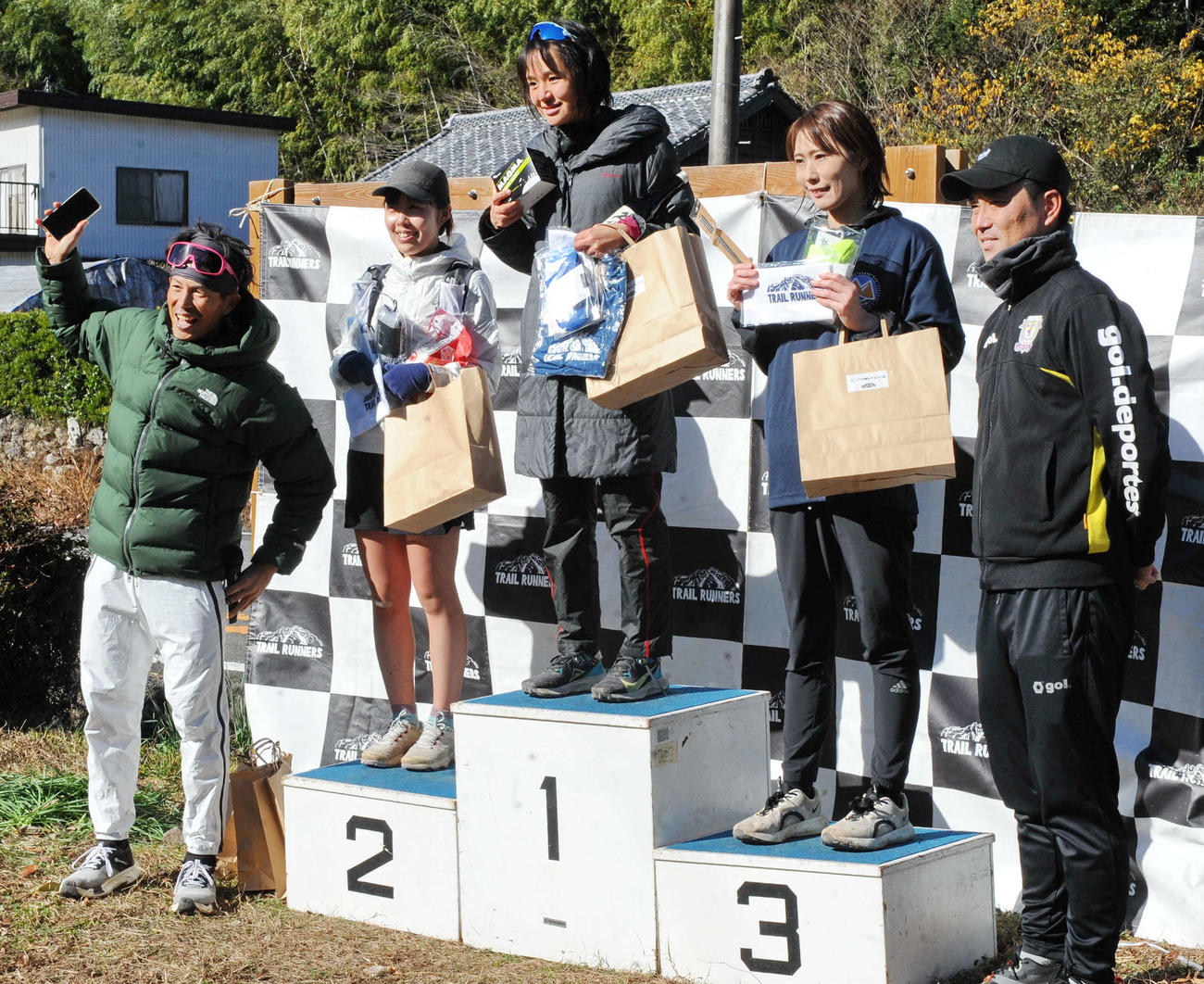 表彰式で松永（左端）と記念撮影に納まる参加者ら。右端はJ2藤枝・三好副社長　
