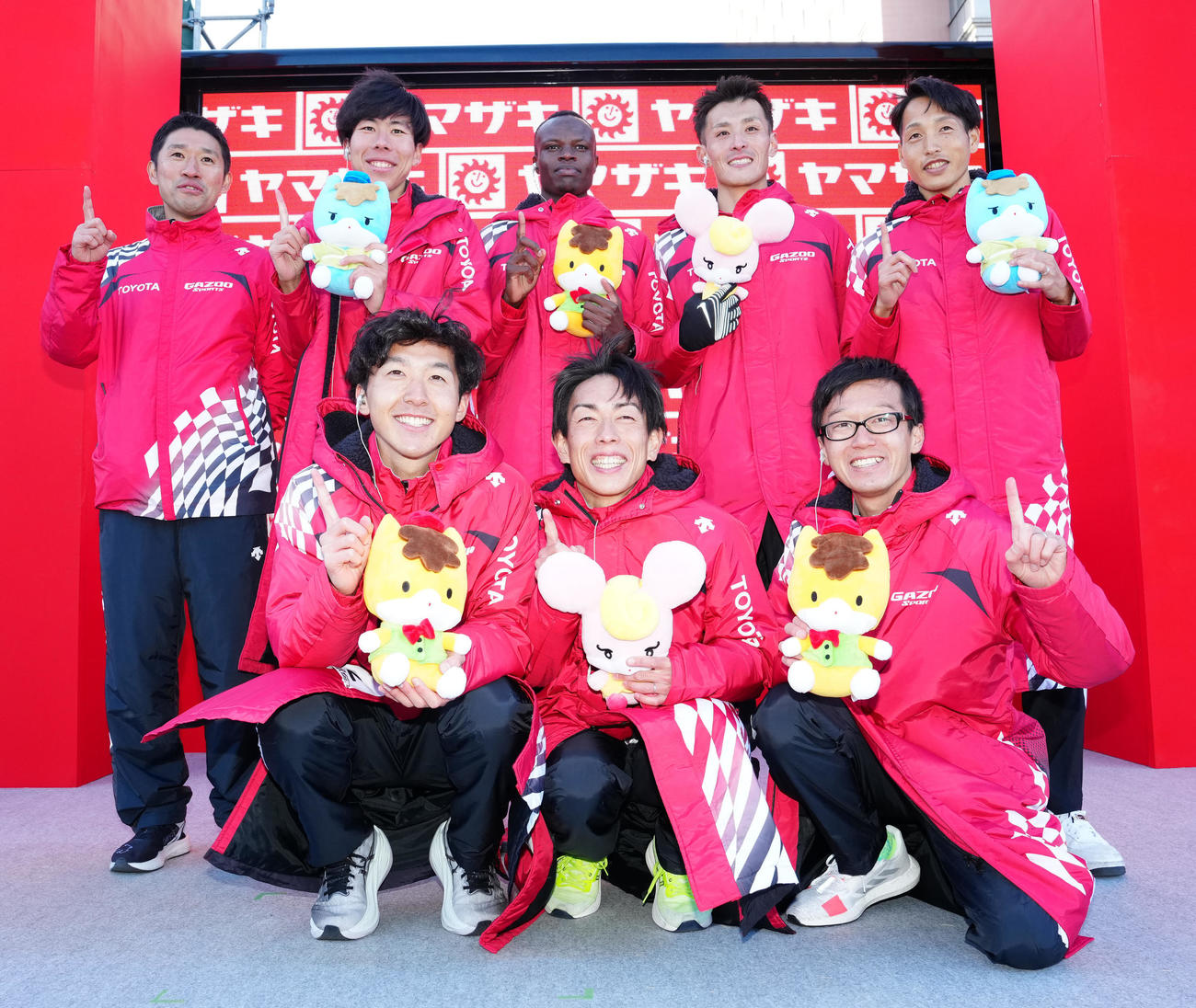 ニューイヤー駅伝で優勝し写真に納まるトヨタ自動車の選手たち。前列左から太田、大石、田中、後列左から熊本監督、田沢、フェリックス、服部、西山（撮影・江口和貴）