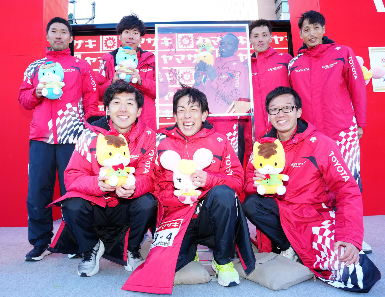 ニューイヤー駅伝で優勝し写真に納まるトヨタ自動車の選手たち。前列左から太田、大石、田中、後列左から熊本監督、田沢、フェリックス、服部、西山（撮影・江口和貴）