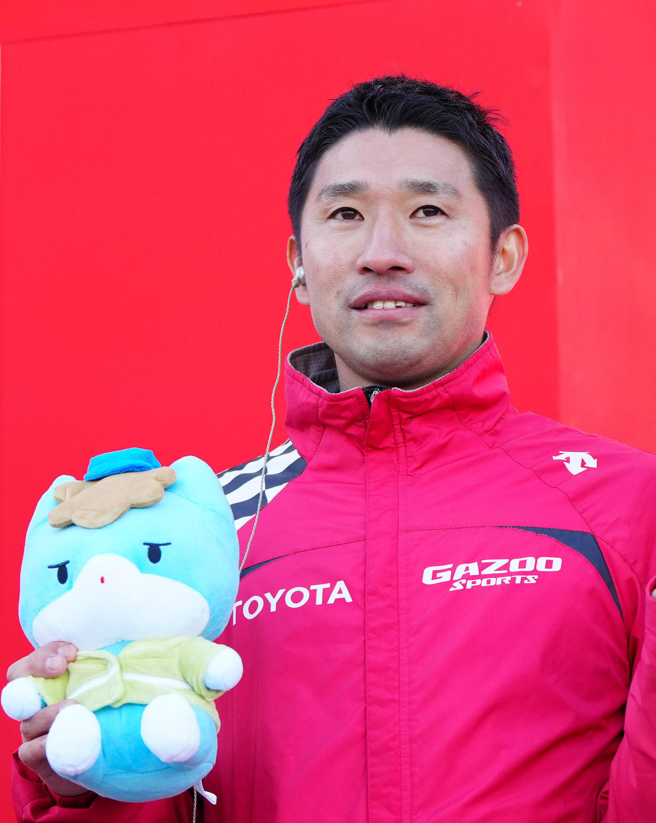 ニューイヤー駅伝で優勝しインタビューを受けるトヨタ自動車の熊本監督（撮影・江口和貴）