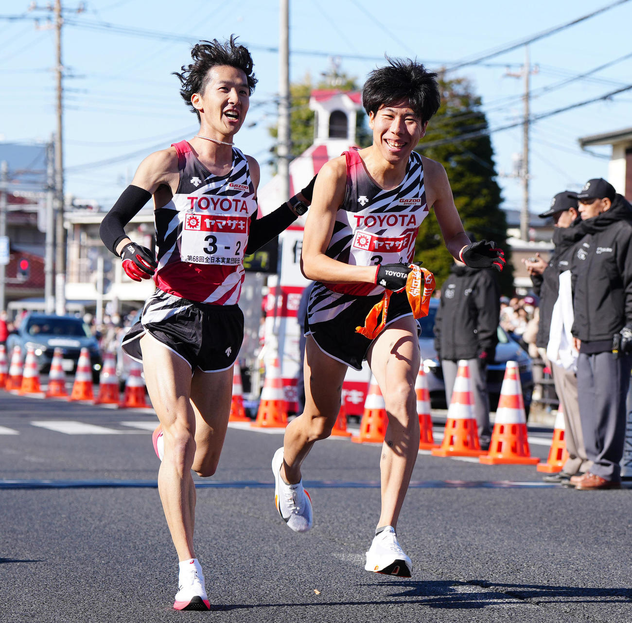第2中継所でトヨタ自動車3区田沢（右）にタスキをつなぐ2区太田（撮影・江口和貴）