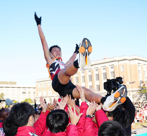 ニューイヤー駅伝で優勝し胴上げされるトヨタ自動車7区の服部（撮影・江口和貴）
