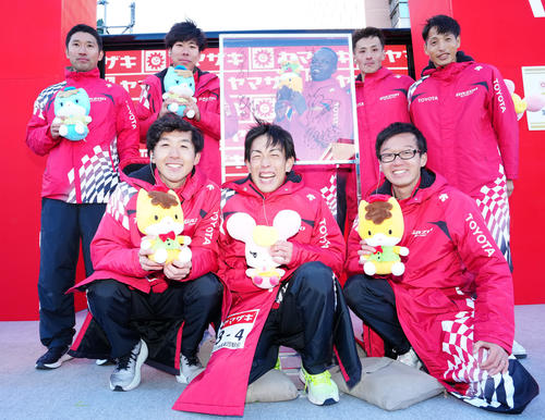 ニューイヤー駅伝で優勝し写真に納まるトヨタ自動車の選手たち。前列左から太田、大石、田中、後列左から熊本監督、田沢、フェリックス、服部、西山（撮影・江口和貴）
