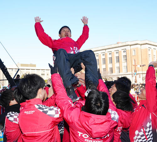 ニューイヤー駅伝で優勝し胴上げされるトヨタ自動車の熊本監督（撮影・江口和貴）