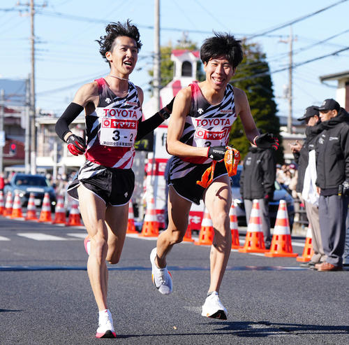 第2中継所でトヨタ自動車3区田沢（右）にタスキをつなぐ2区太田（撮影・江口和貴）