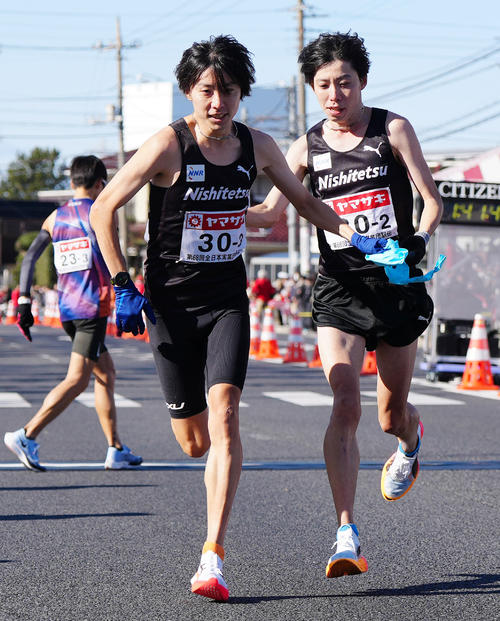 第2中継所でタスキリレーする西鉄・設楽兄弟。右は弟の2区悠太、左は3区の啓太（撮影・江口和貴）