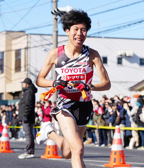 第2中継所から駆け出すトヨタ自動車3区田沢（撮影・江口和貴）