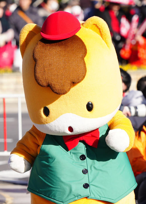 ニューイヤー駅伝のゴール付近で選手を待つぐんまちゃん（撮影・江口和貴）