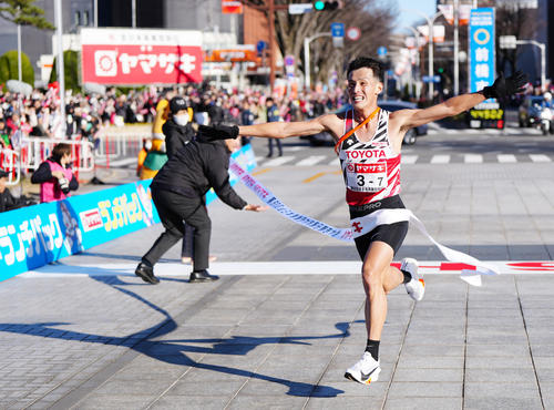 ニューイヤー駅伝で優勝のゴールテープを切ったトヨタ自動車7区の服部（撮影・江口和貴）