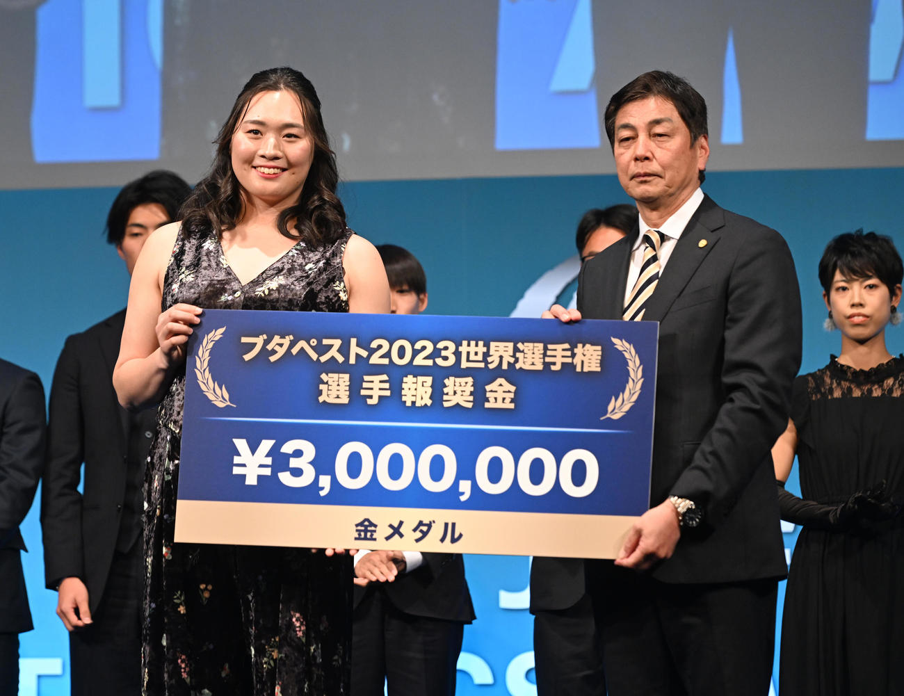 ブダペスト2023世界選手権入賞者報奨金を受け取る北口（代表撮影）