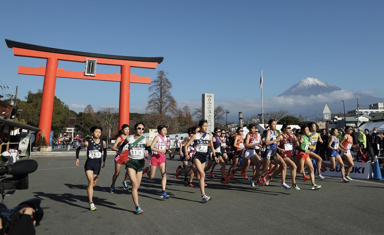 富士山女子駅伝　スタートする選手たち（撮影・河田真司）