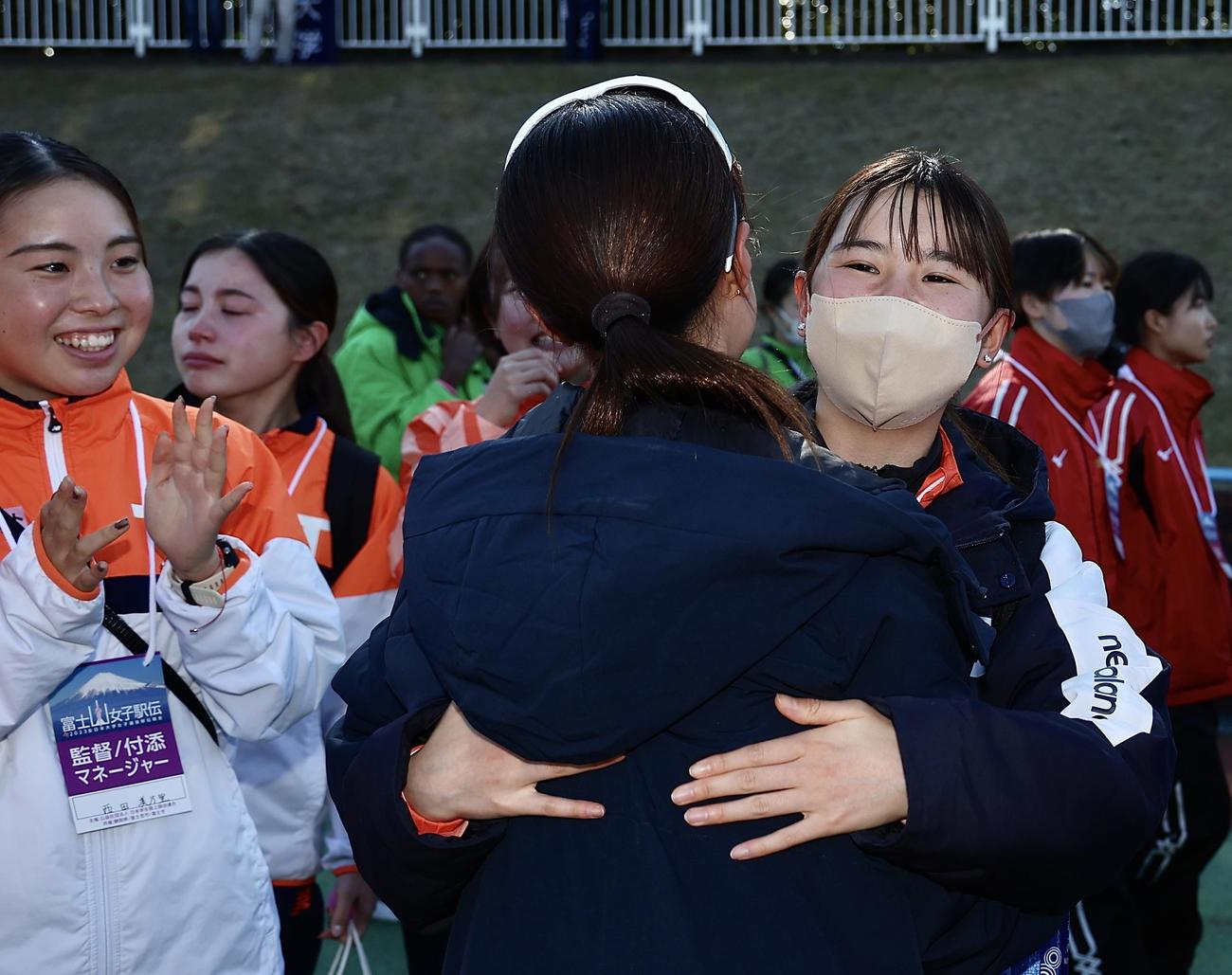 レースを終えた仲間を笑顔で迎える拓大・不破（右）（撮影・河田真司）