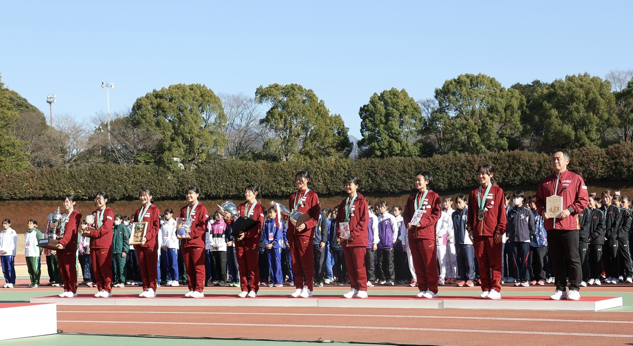 表彰式に臨む優勝の名城大（撮影・河田真司）