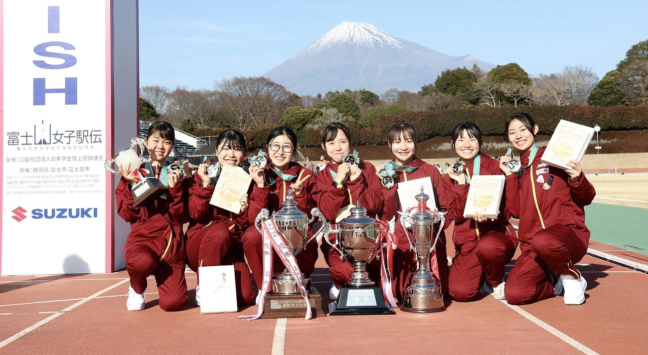 笑顔で写真に納まる名城大の、左から原田、石松、谷本、増渕、米沢、柳楽、山田（撮影・河田真司）