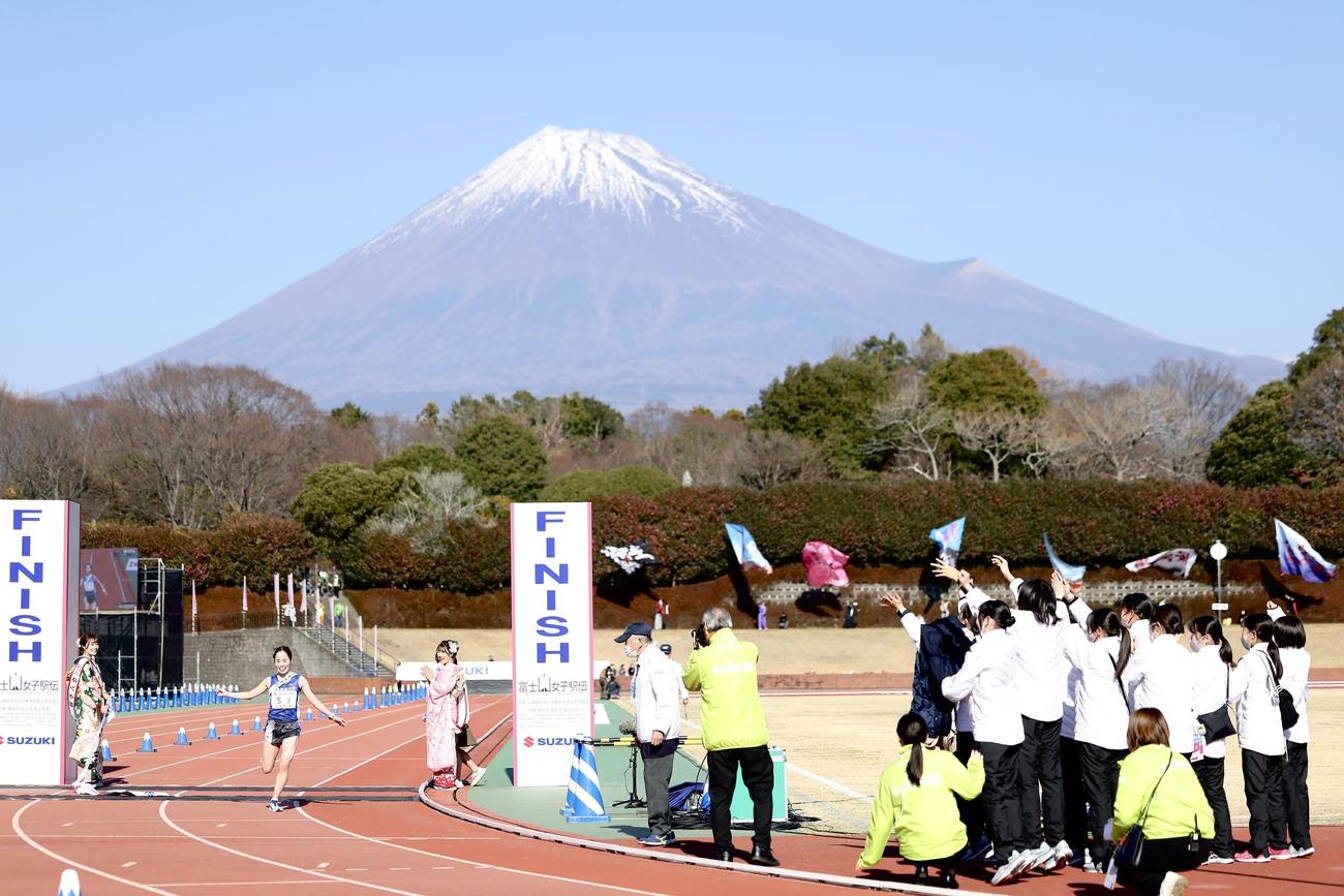 2位でフィニッシュする7区の日体大・保坂晴子（撮影・河田真司）