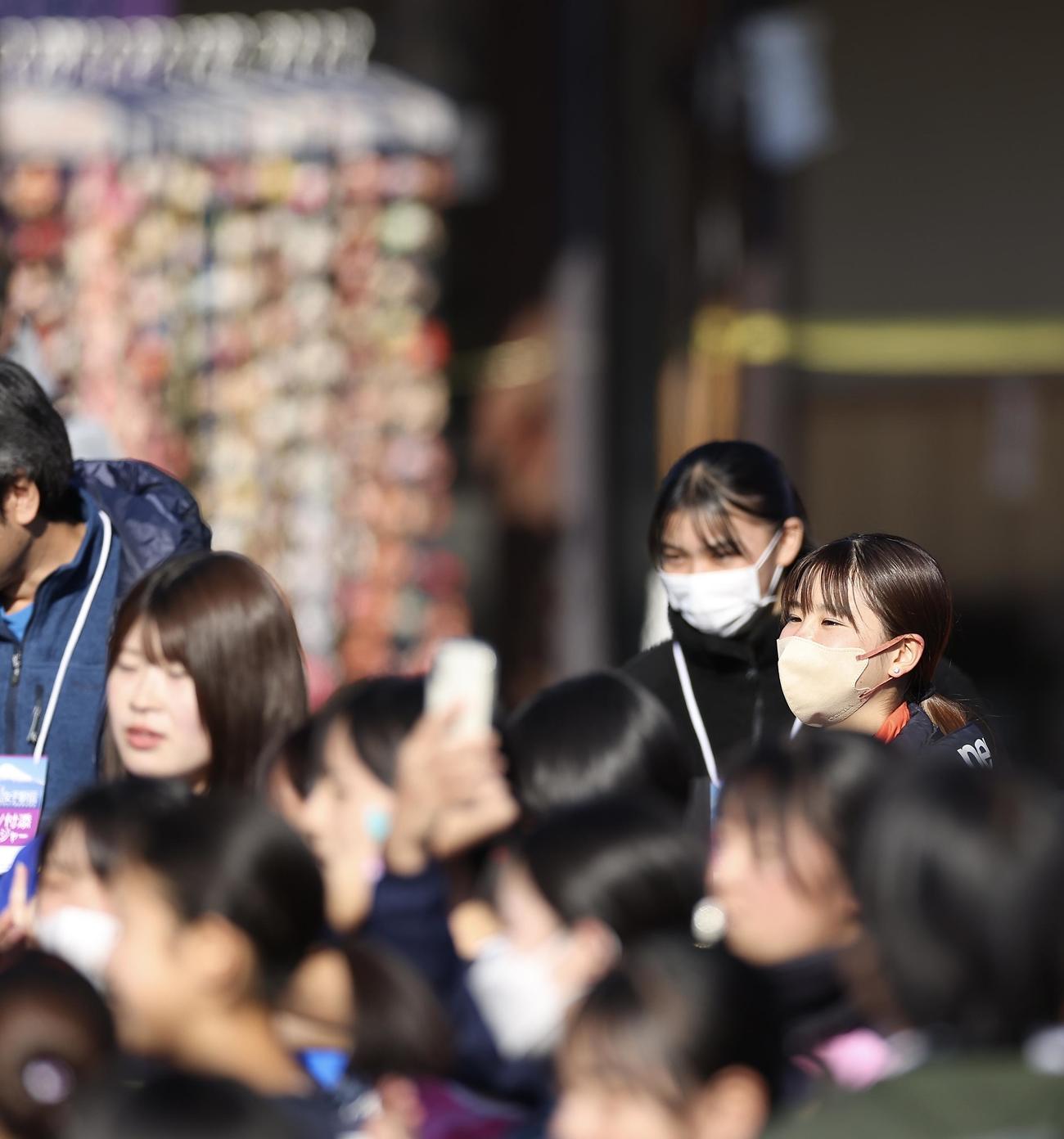 一区中継場で仲間を見届ける拓大・不破（右）（撮影・河田真司）