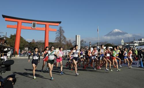 富士山女子駅伝　スタートする選手たち（撮影・河田真司）